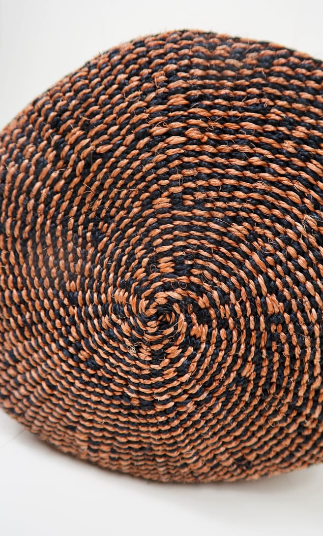 cesta terra rossa in fibre naturali realizzata in Kenya dagli artigiani africani scatto 6