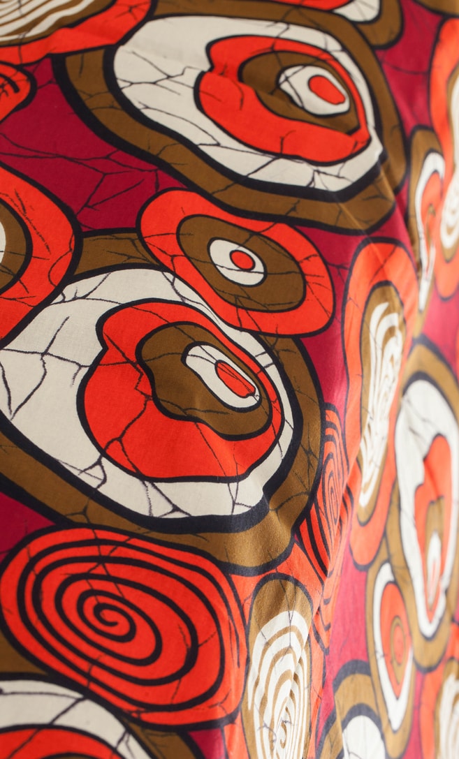copriletto chiocciola realizzato con stoffa wax in cotone originaria della Tanzania scatto 3
