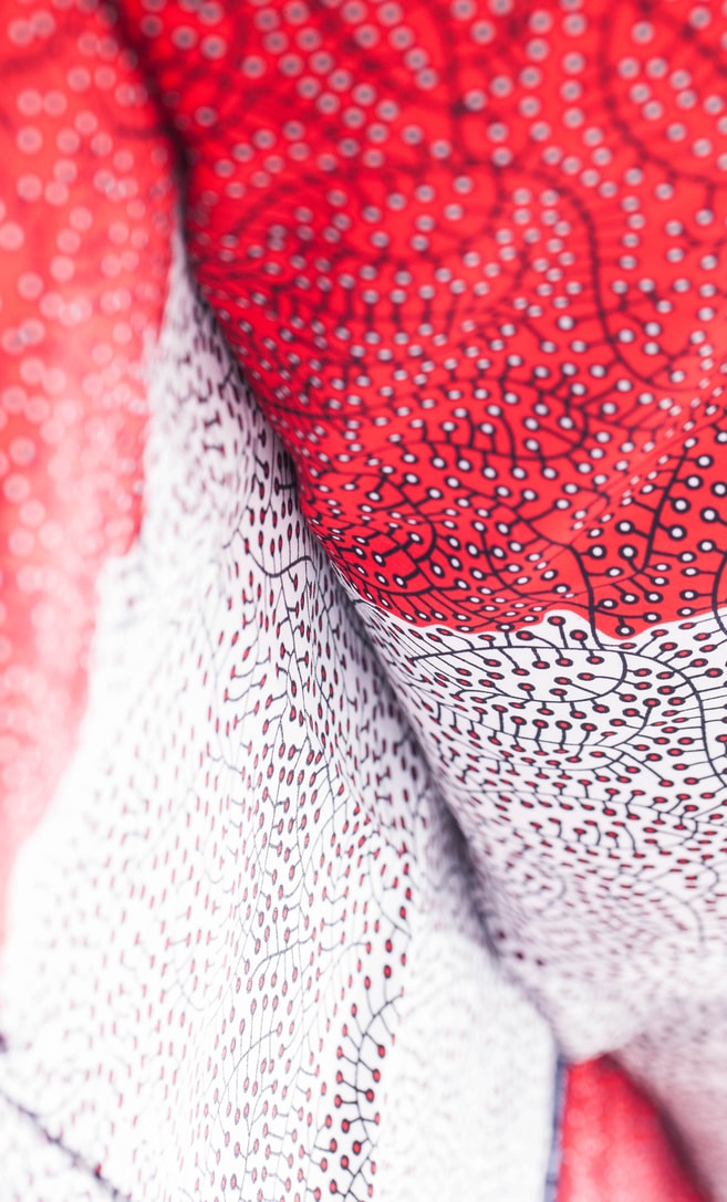 copriletto ciliegia realizzato con stoffa wax in cotone originaria della Tanzania scatto 3