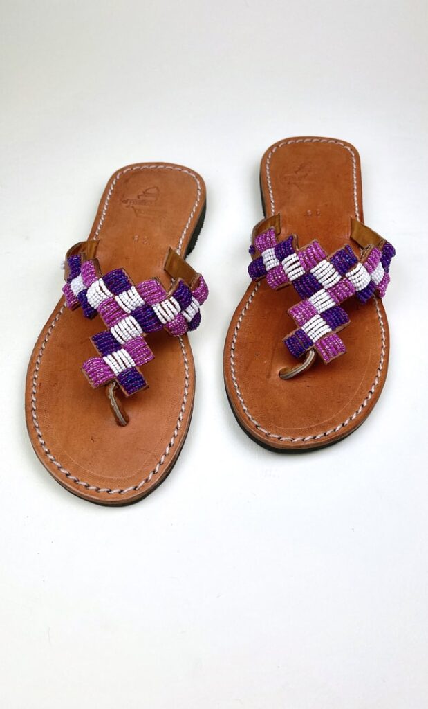 Sandalo ametista in cuoio con perline bianche, rosa e viola che adornano la parte superiore scatto 1