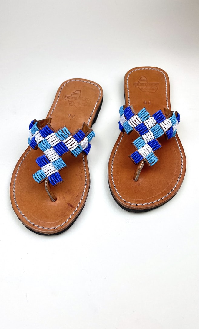Sandalo topazio in cuoio con perline bianche, azzurre e blu che adornano la parte superiore scatto 1