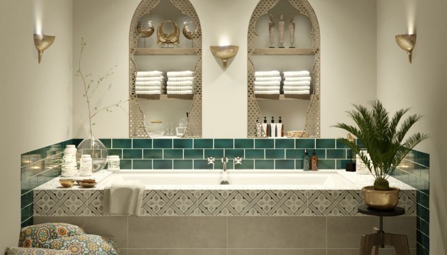 Bagno in stile arabo con una grande vasca e motivi geometrici eleganti