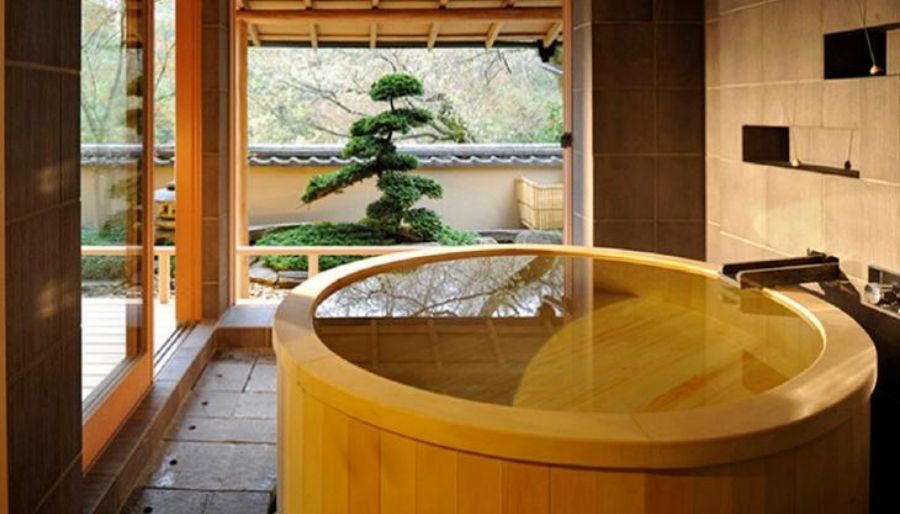 Bagno in stile giapponese con vasca ofuro