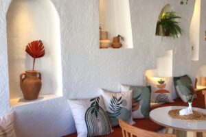 Cuscini da divano disposti in modo equilibrato