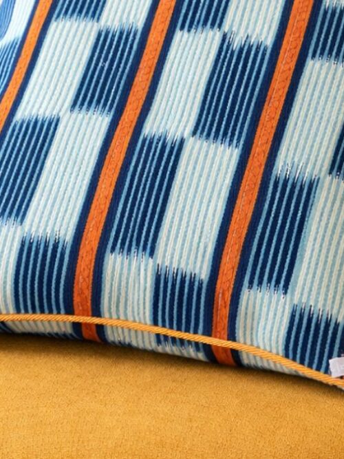 Divano con cuscino in tessuto realizzato in Ghana